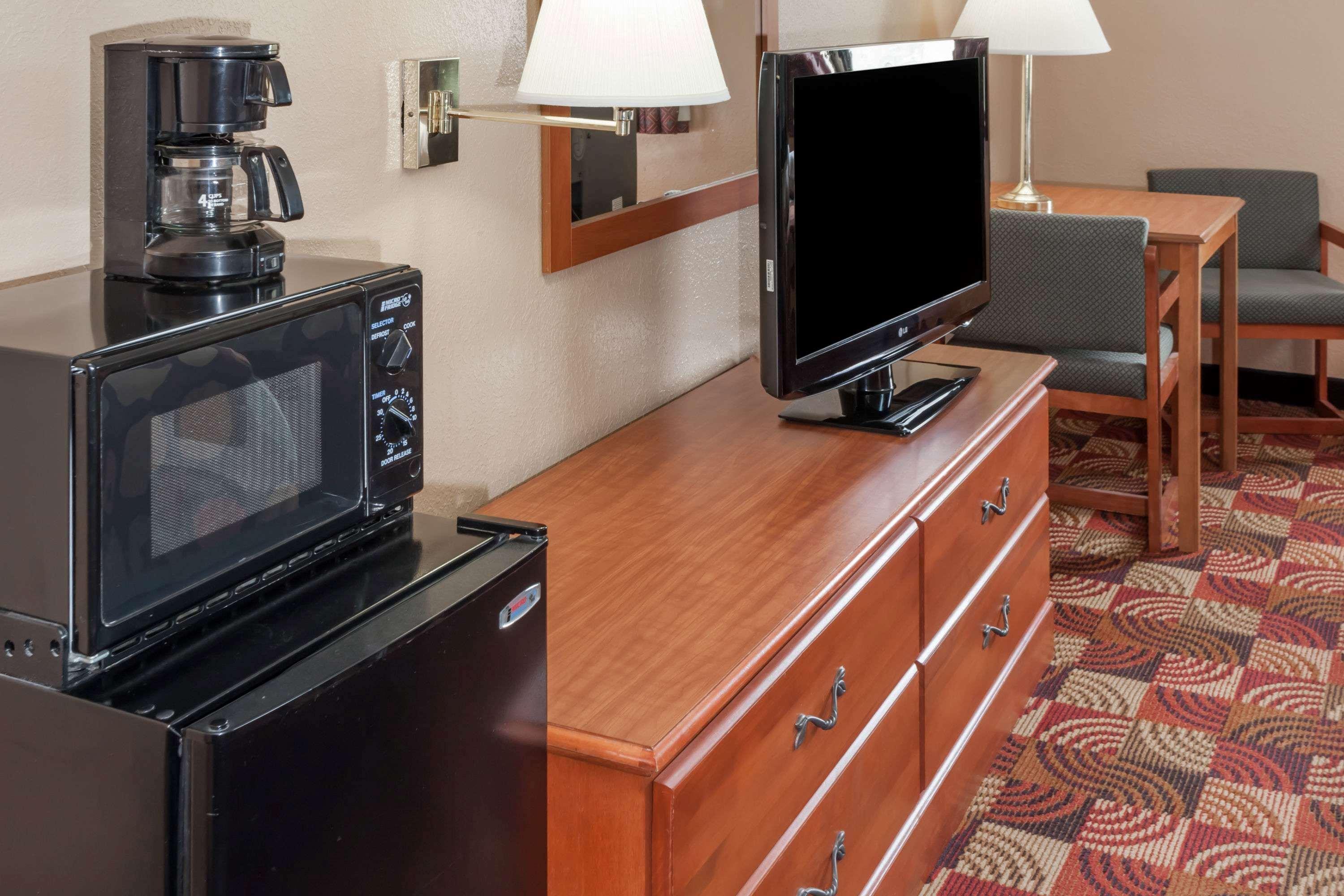Super 8 By Wyndham Shipshewana Hotel Екстериор снимка