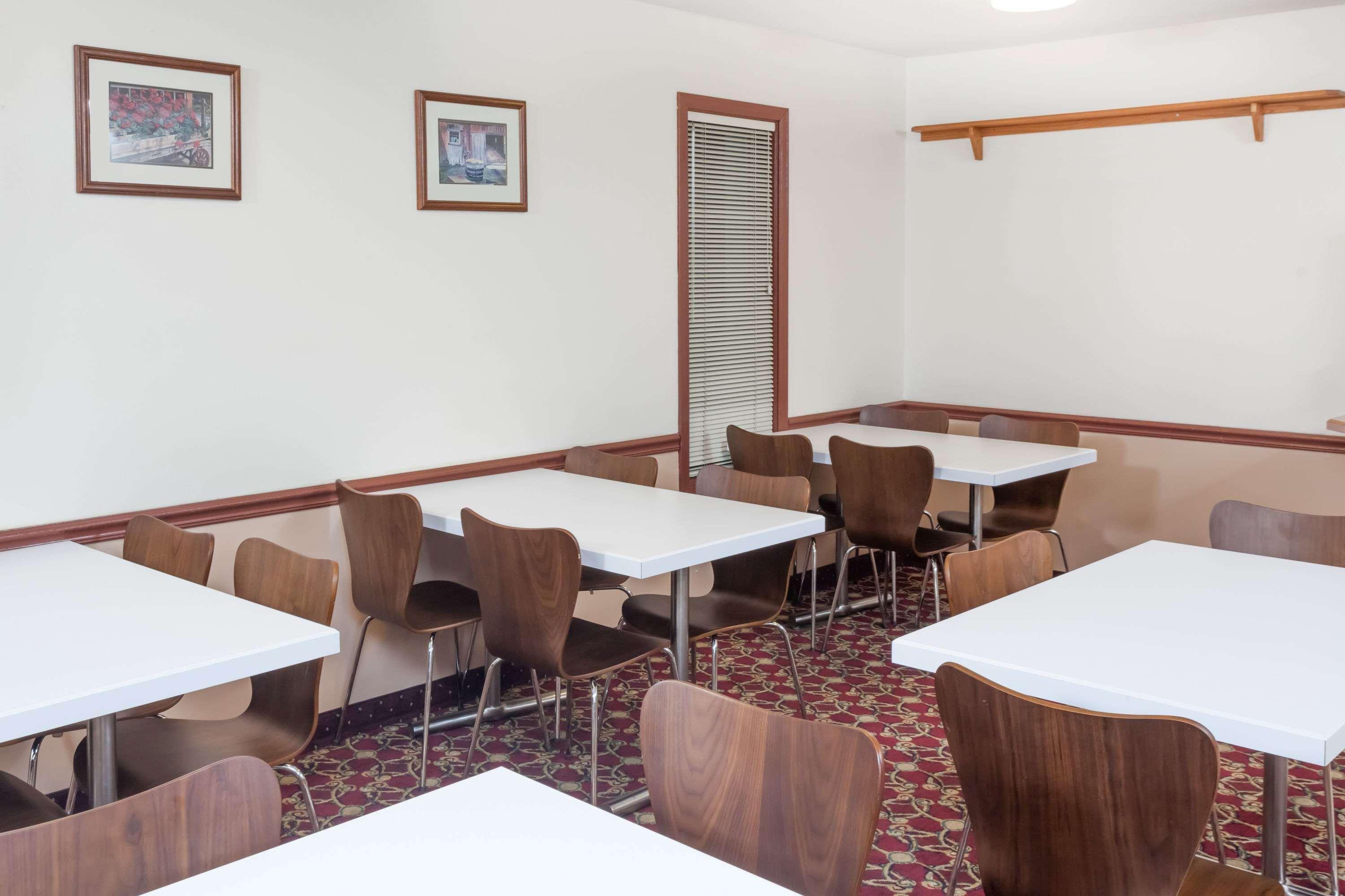 Super 8 By Wyndham Shipshewana Hotel Екстериор снимка