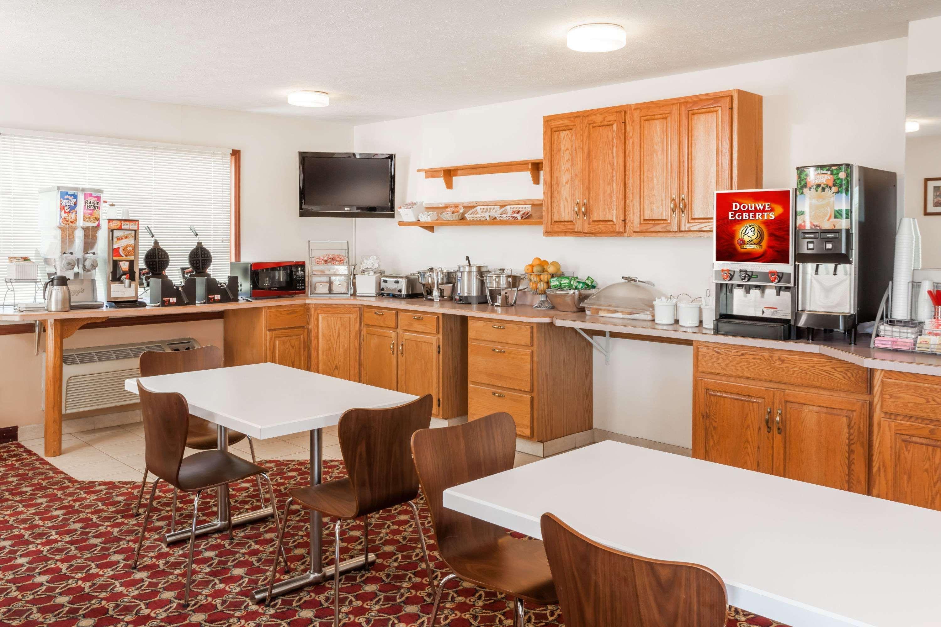 Super 8 By Wyndham Shipshewana Hotel Екстериор снимка