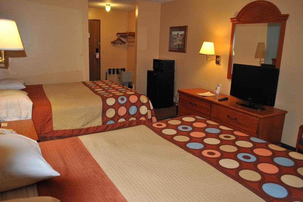 Super 8 By Wyndham Shipshewana Hotel Стая снимка