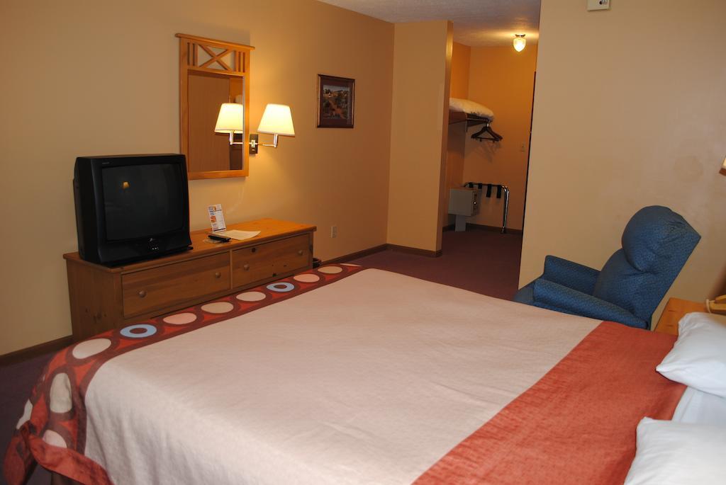 Super 8 By Wyndham Shipshewana Hotel Стая снимка