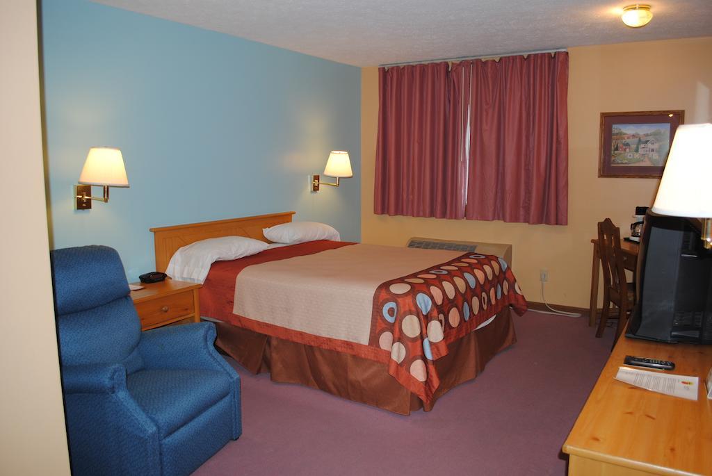 Super 8 By Wyndham Shipshewana Hotel Стая снимка