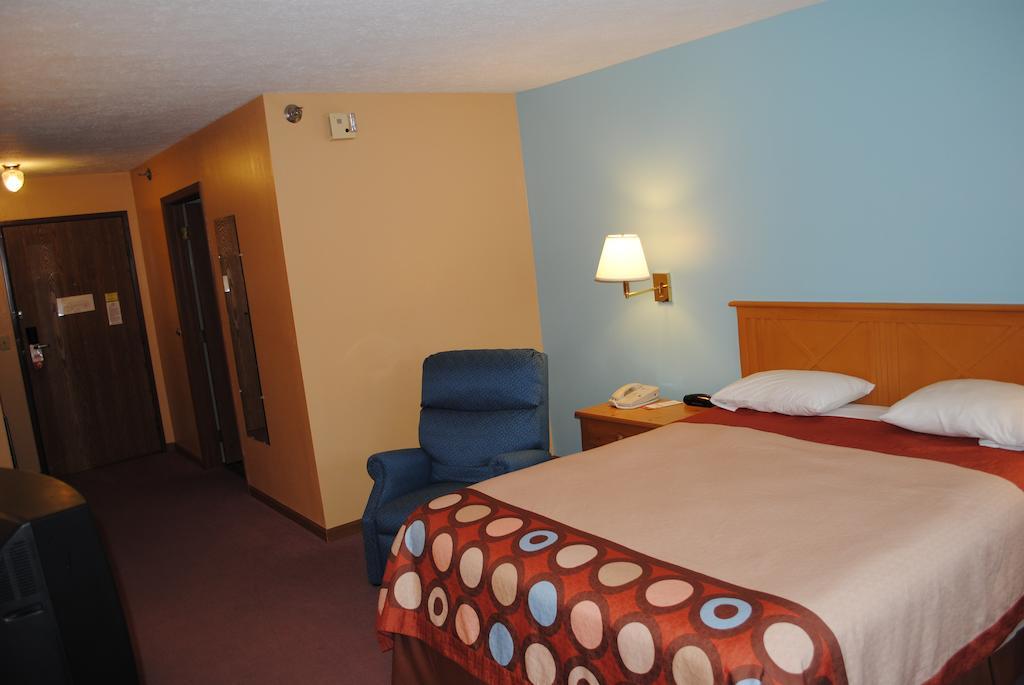 Super 8 By Wyndham Shipshewana Hotel Стая снимка
