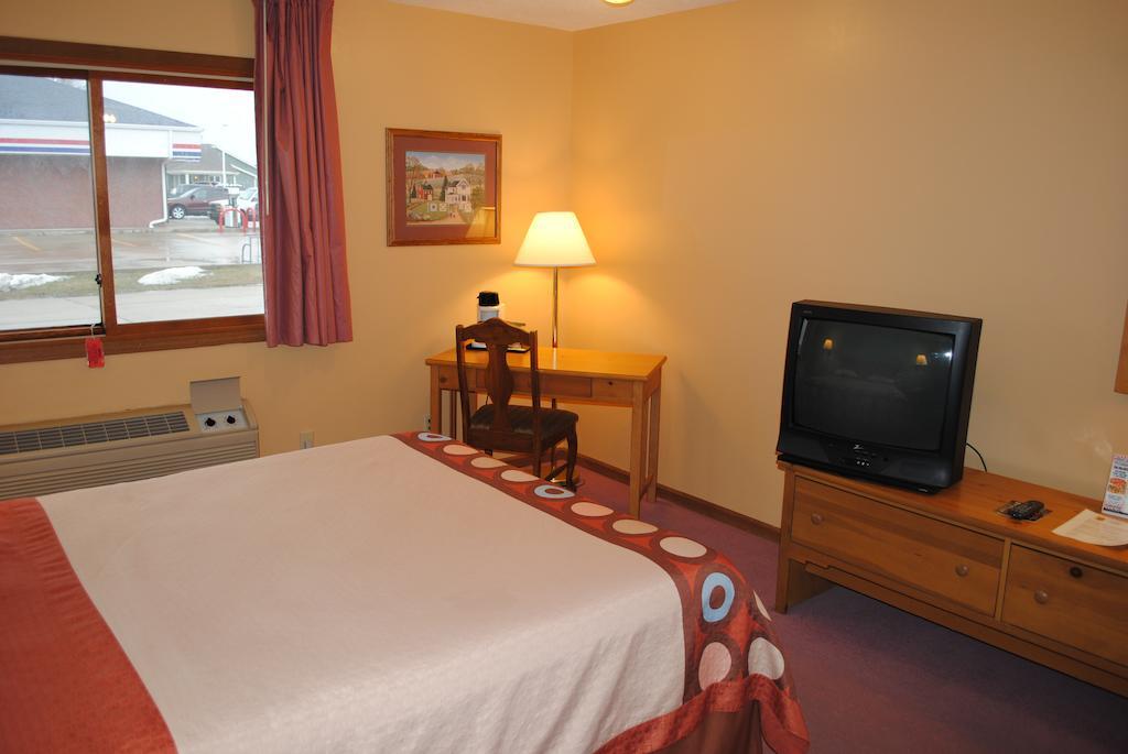Super 8 By Wyndham Shipshewana Hotel Стая снимка