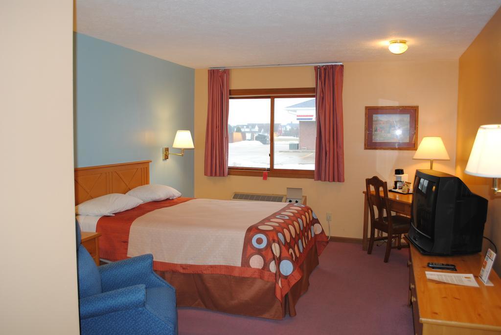 Super 8 By Wyndham Shipshewana Hotel Стая снимка